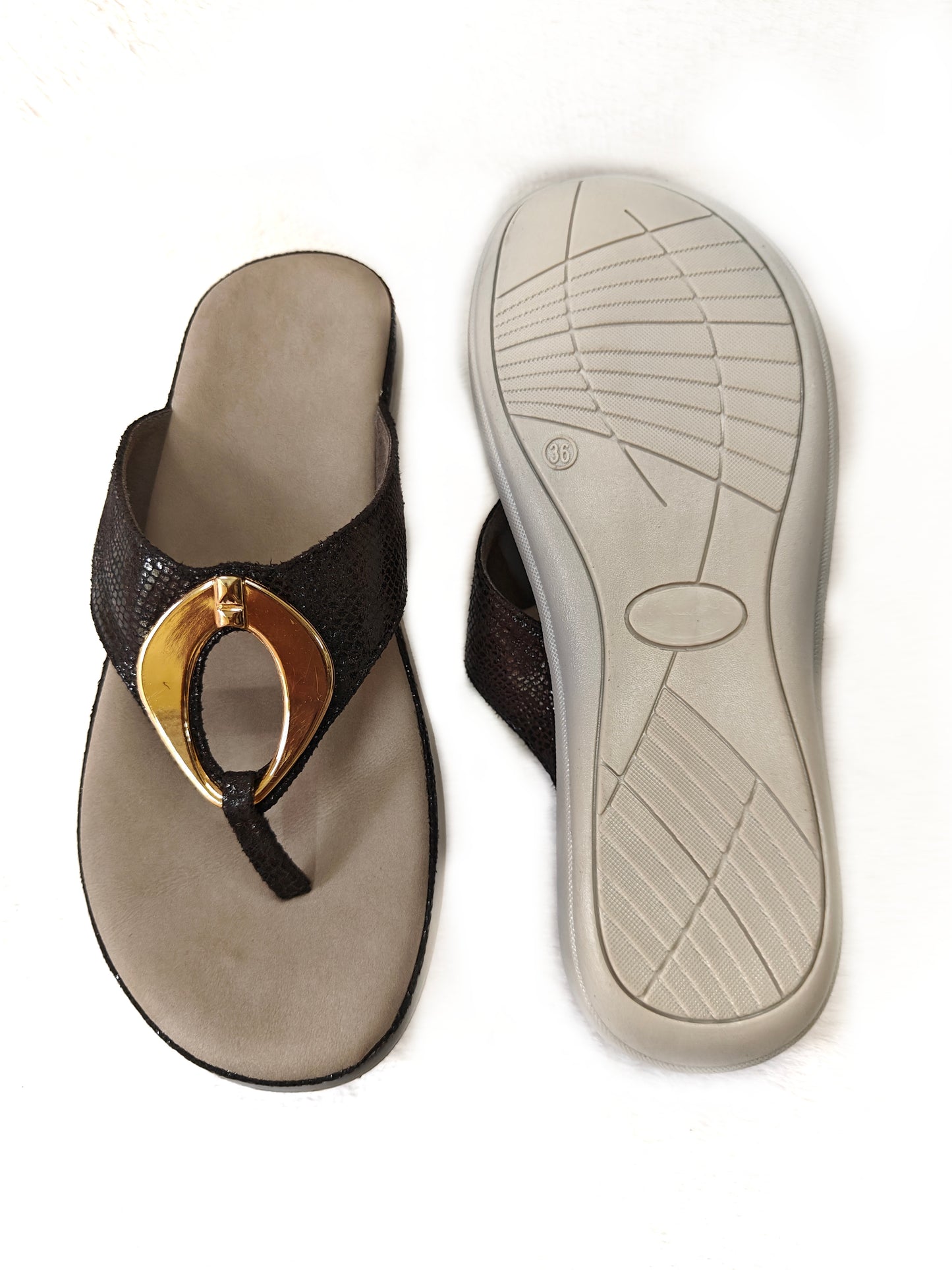 Page Luxe Orbit Toe-Ring Flats Black.