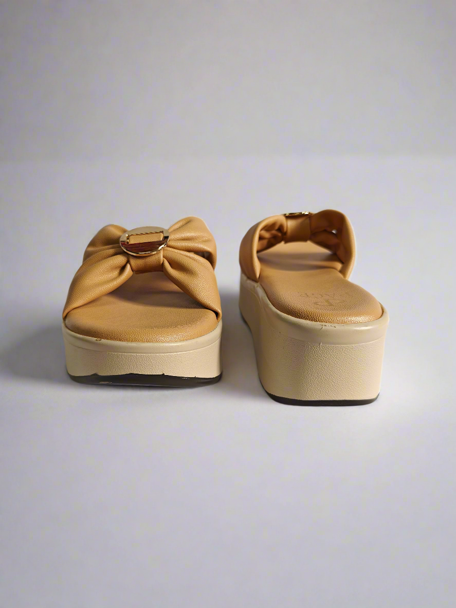 Page Luxe Knot Elevate Slides Chickoo (1373-1).