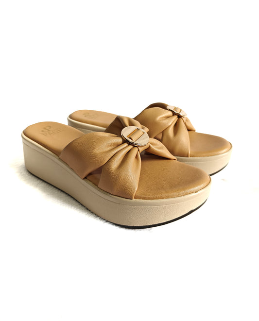 Page Luxe Knot Elevate Slides Chickoo (1373-1).