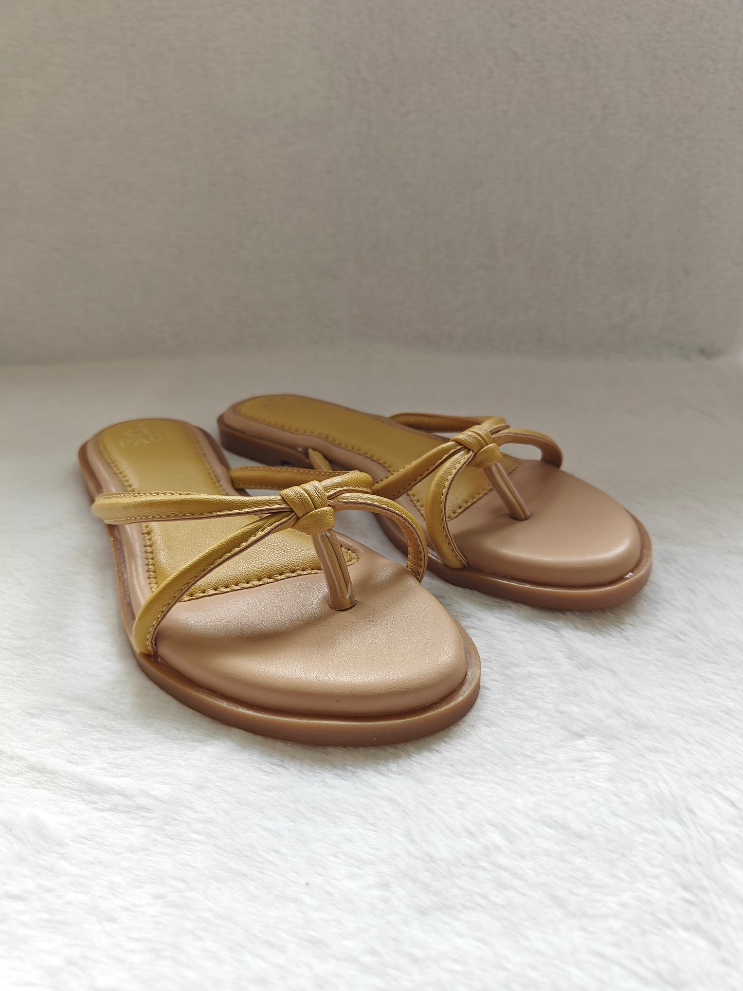 Page Elegant Knotted Flats Yellow (1258-21).